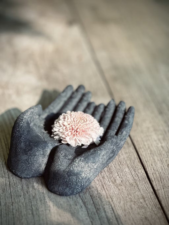 GIVING HANDS Dekoration