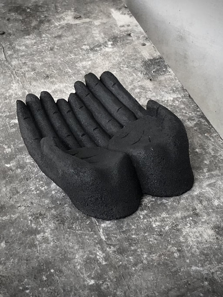 GIVING HANDS Dekoration